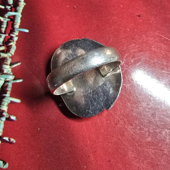 Elegant Silver and Green Stone Ring Size 7.75 - Picture 3 of 4